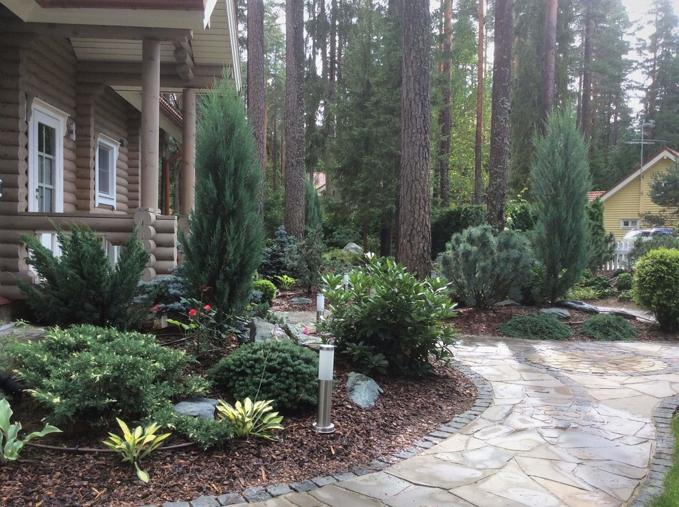 Cette photo montre un petit aménagement d'entrée ou allée de jardin montagne l'été avec une exposition partiellement ombragée et des pavés en pierre naturelle.
