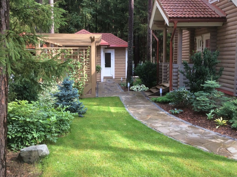 Esempio di un piccolo giardino stile rurale esposto a mezz'ombra in estate con un ingresso o sentiero e pavimentazioni in pietra naturale