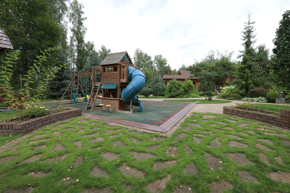 Свежая идея для дизайна: участок и сад в современном стиле с детским городком - отличное фото интерьера