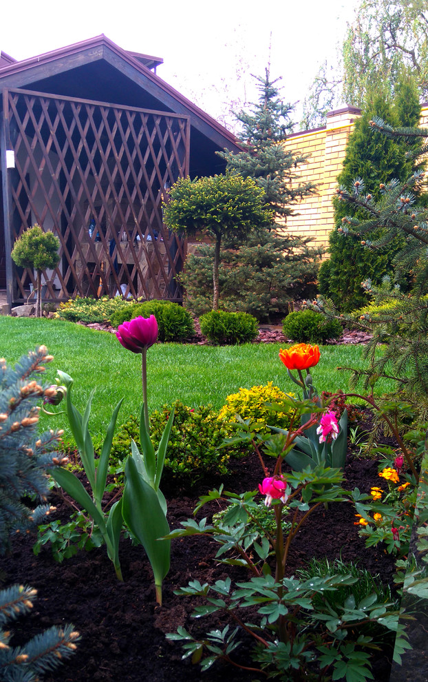 Свежая идея для дизайна: весенний регулярный сад среднего размера в современном стиле с полуденной тенью и мощением тротуарной плиткой - отличное фото интерьера