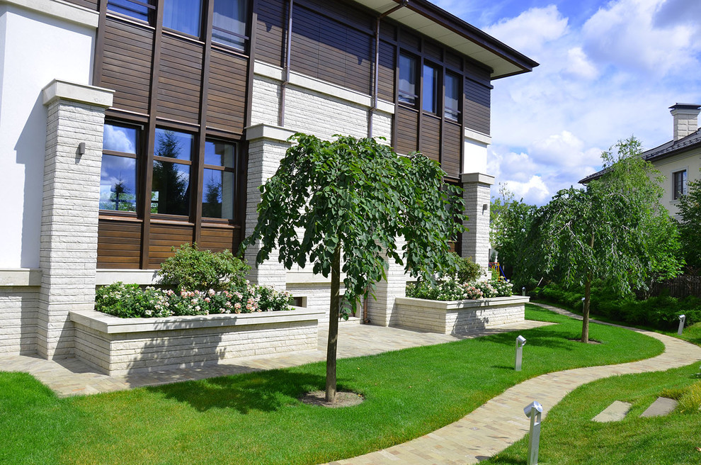 This is an example of a medium sized modern courtyard full sun garden for summer in Moscow.