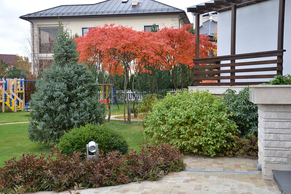 На фото: осенний, солнечный участок и сад среднего размера на внутреннем дворе в стиле модернизм с хорошей освещенностью и покрытием из каменной брусчатки
