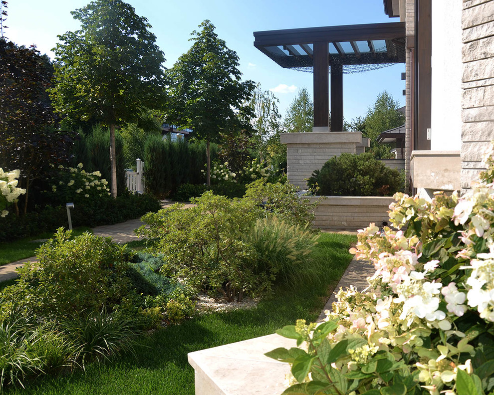 Imagen de jardín minimalista de tamaño medio en verano en patio con exposición total al sol