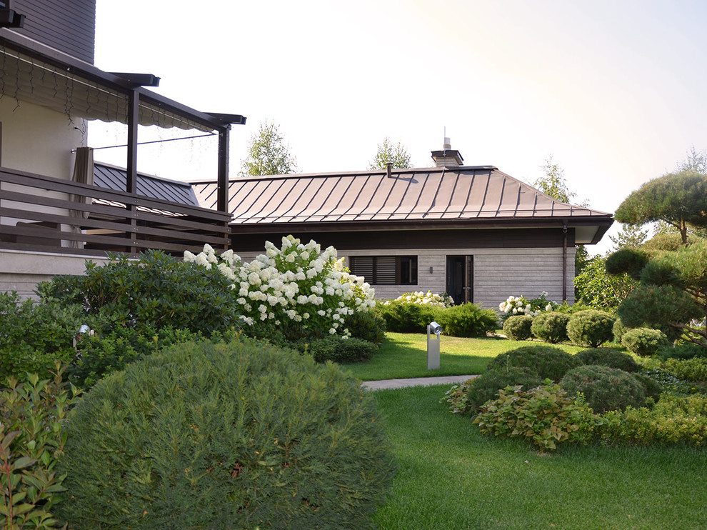 Immagine di un giardino moderno esposto in pieno sole di medie dimensioni in estate con pavimentazioni in pietra naturale