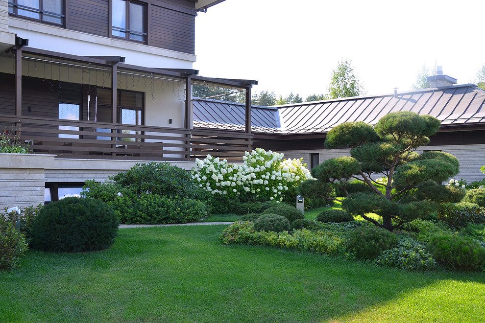 На фото: летний, солнечный участок и сад среднего размера в стиле модернизм с хорошей освещенностью