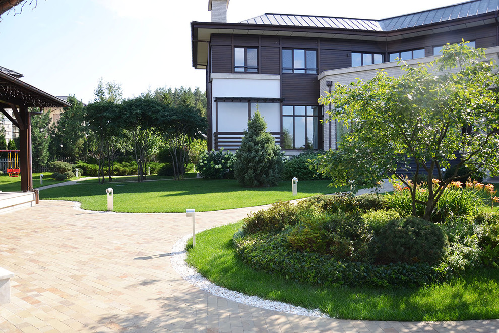 Immagine di un giardino minimalista esposto in pieno sole di medie dimensioni in estate con pavimentazioni in pietra naturale
