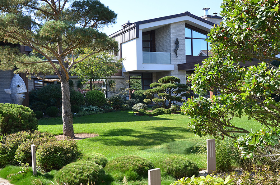 Idee per un giardino formale design esposto in pieno sole di medie dimensioni e in cortile in estate con pavimentazioni in pietra naturale