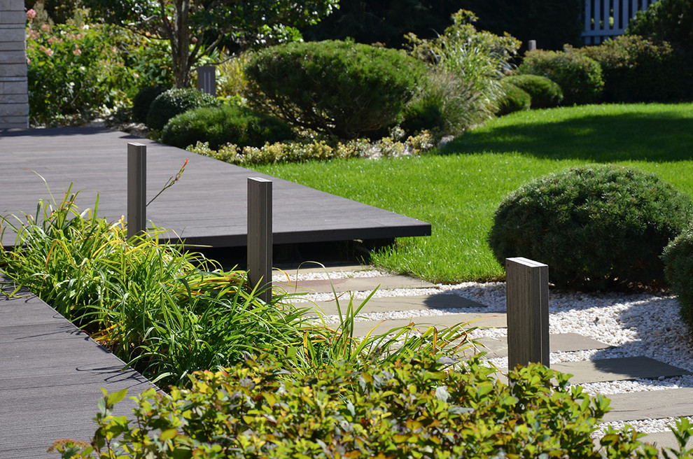 Foto de jardín contemporáneo de tamaño medio en verano en patio con jardín francés, exposición total al sol y adoquines de piedra natural
