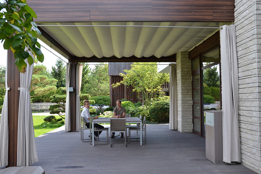 Стильный дизайн: солнечный, летний участок и сад среднего размера на внутреннем дворе в стиле модернизм с хорошей освещенностью - последний тренд