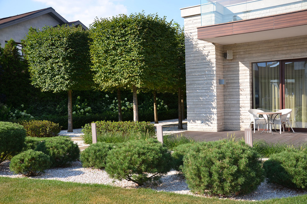 Пример оригинального дизайна: солнечный, летний участок и сад среднего размера на внутреннем дворе в стиле модернизм с хорошей освещенностью