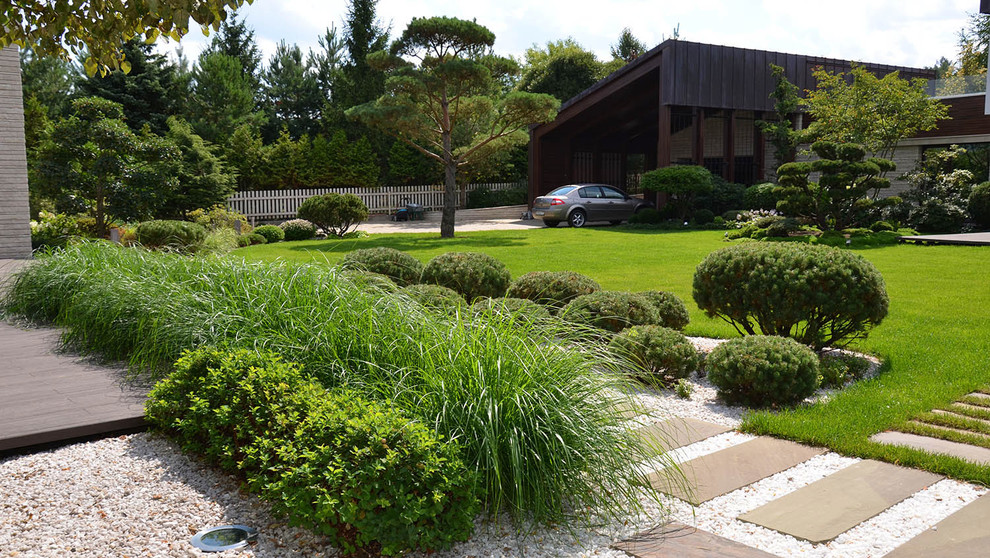 Foto de camino de jardín minimalista de tamaño medio en verano en patio delantero con exposición total al sol y gravilla