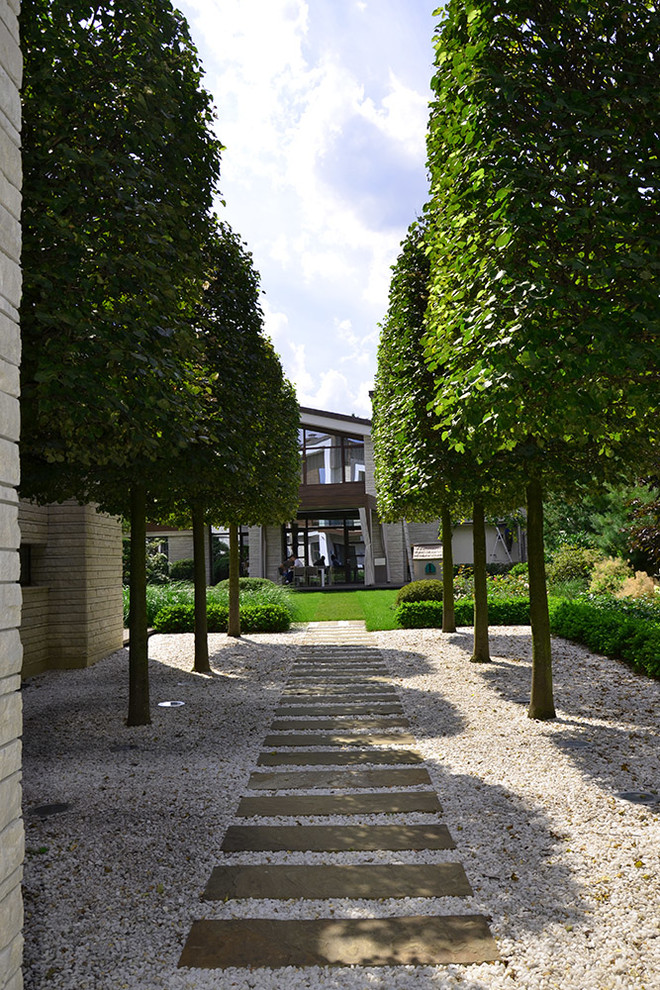 Свежая идея для дизайна: летний участок и сад среднего размера на внутреннем дворе в стиле модернизм - отличное фото интерьера