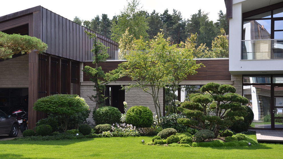 Идея дизайна: солнечный, летний участок и сад среднего размера на внутреннем дворе в стиле модернизм с хорошей освещенностью