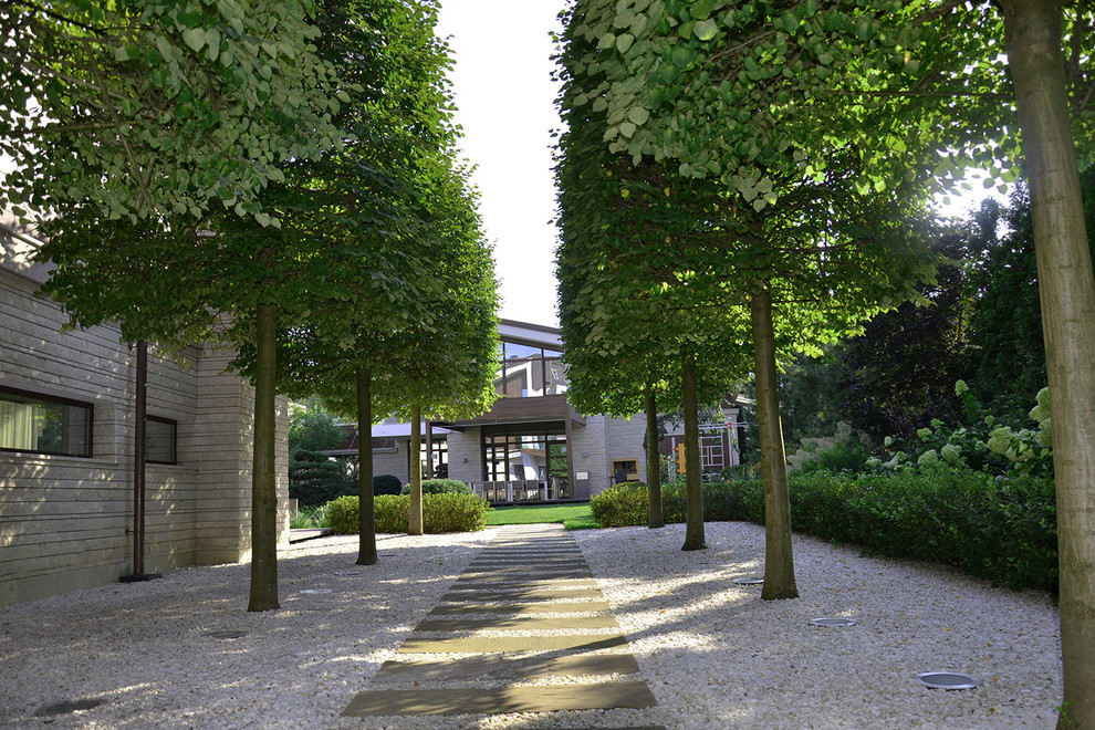 Immagine di un giardino moderno esposto a mezz'ombra in cortile e di medie dimensioni in estate