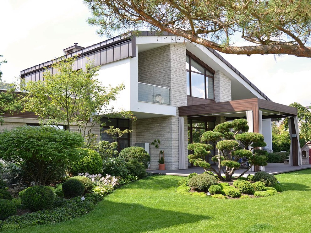 Стильный дизайн: солнечный, летний участок и сад среднего размера на внутреннем дворе в стиле модернизм с хорошей освещенностью - последний тренд