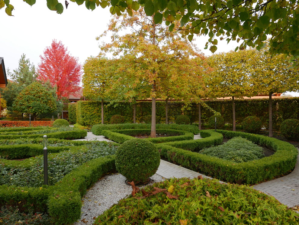 Cette photo montre un jardin à la française victorien l'automne avec une exposition partiellement ombragée.