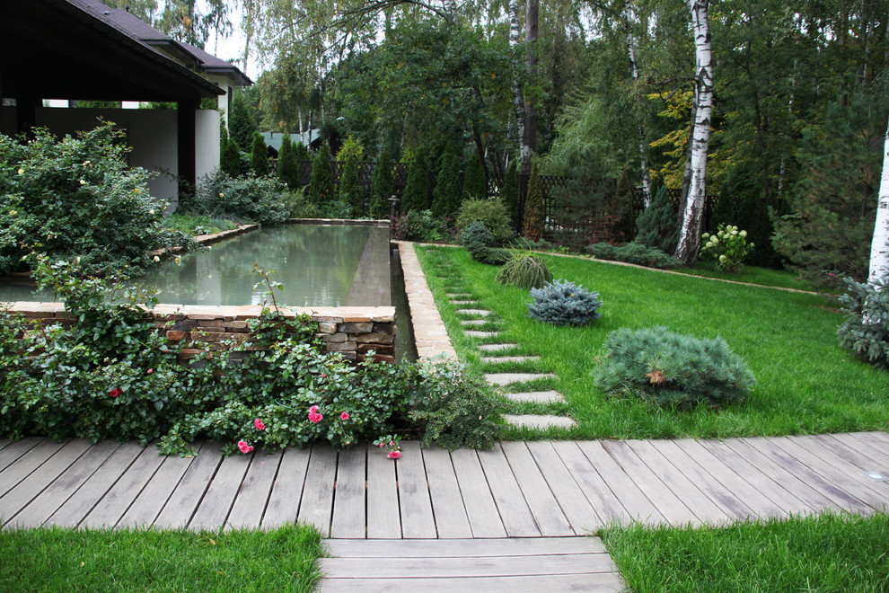 Ispirazione per un giardino contemporaneo esposto a mezz'ombra dietro casa in estate con pavimentazioni in pietra naturale