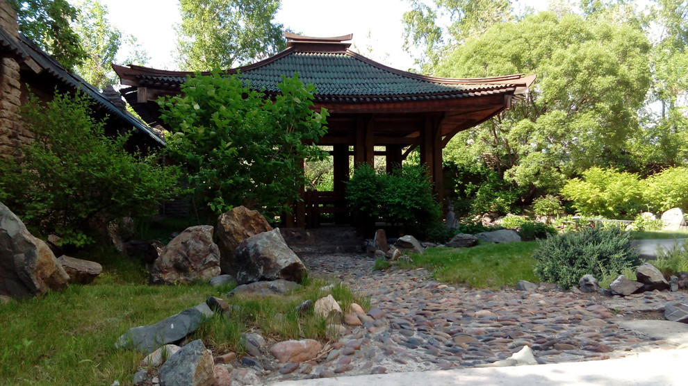 Идея дизайна: весенний японский сад среднего размера на заднем дворе в восточном стиле с полуденной тенью