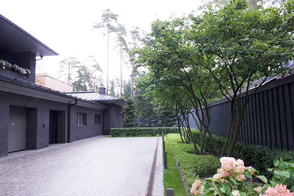 Foto di un grande giardino formale design esposto a mezz'ombra davanti casa in estate con pavimentazioni in pietra naturale