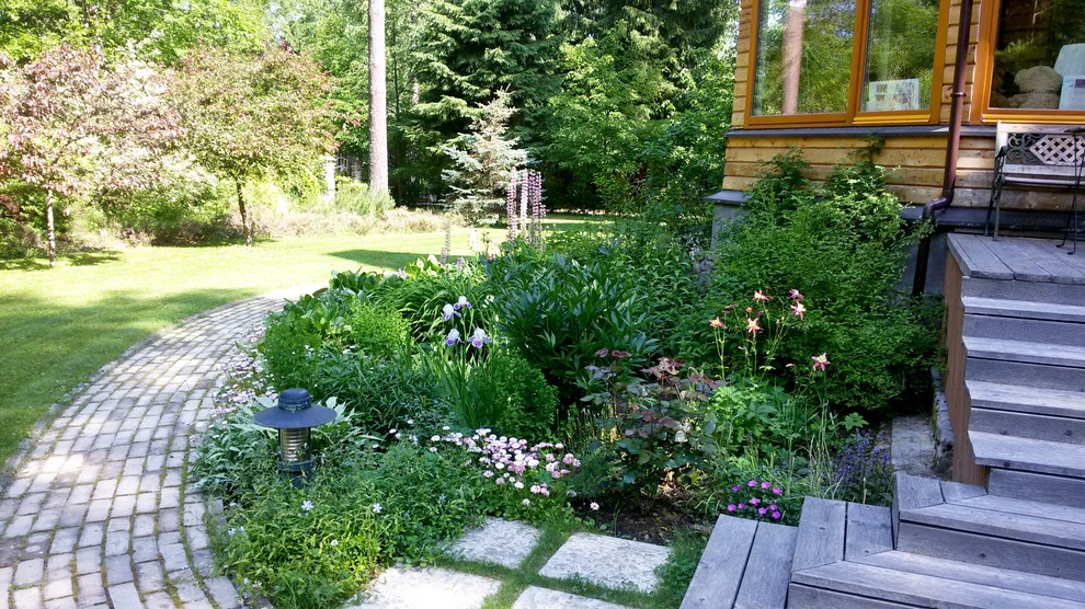Пример оригинального дизайна: большой солнечный, весенний участок и сад на переднем дворе в классическом стиле с хорошей освещенностью и мощением тротуарной плиткой