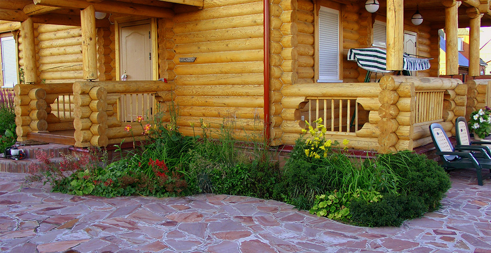 Mittelgroßer, Halbschattiger Country Garten im Innenhof im Sommer mit Auffahrt, Blumenbeet und Natursteinplatten in Moskau