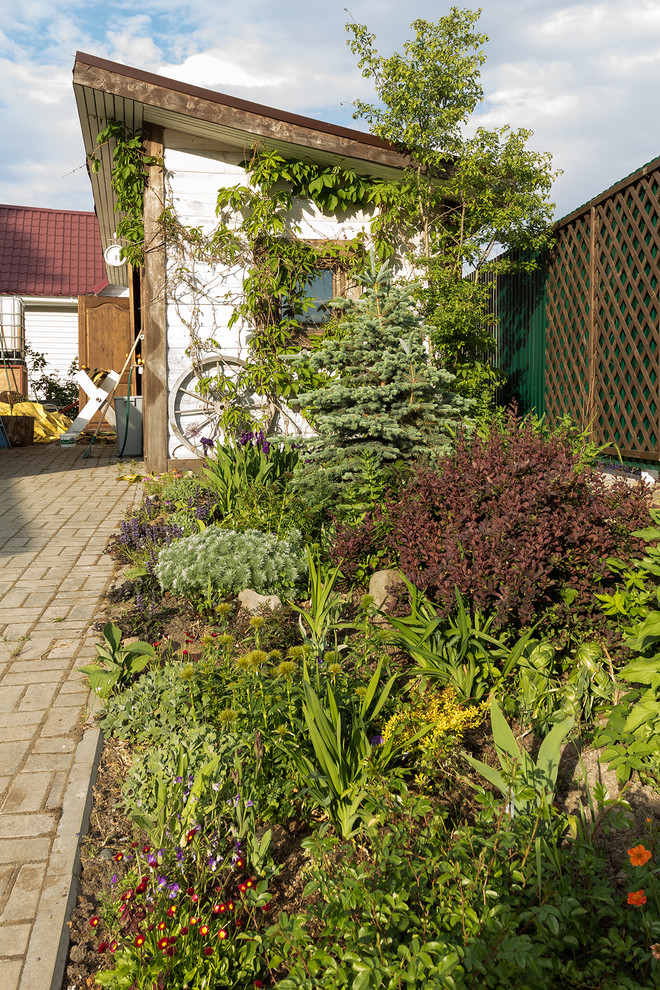 Aménagement d'un jardin contemporain l'été avec une exposition ensoleillée.