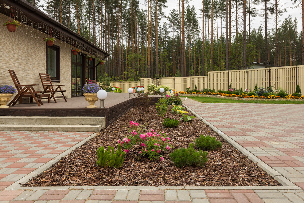 Halbschattiger Moderner Garten im Sommer in Sonstige