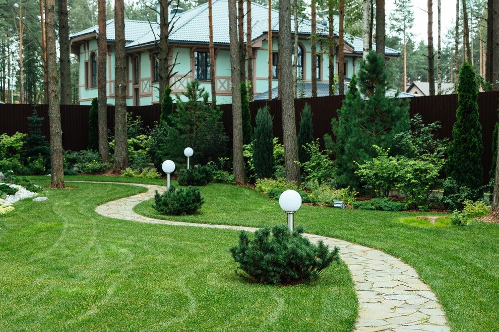 На фото: летний участок и сад в скандинавском стиле с садовой дорожкой или калиткой и полуденной тенью с