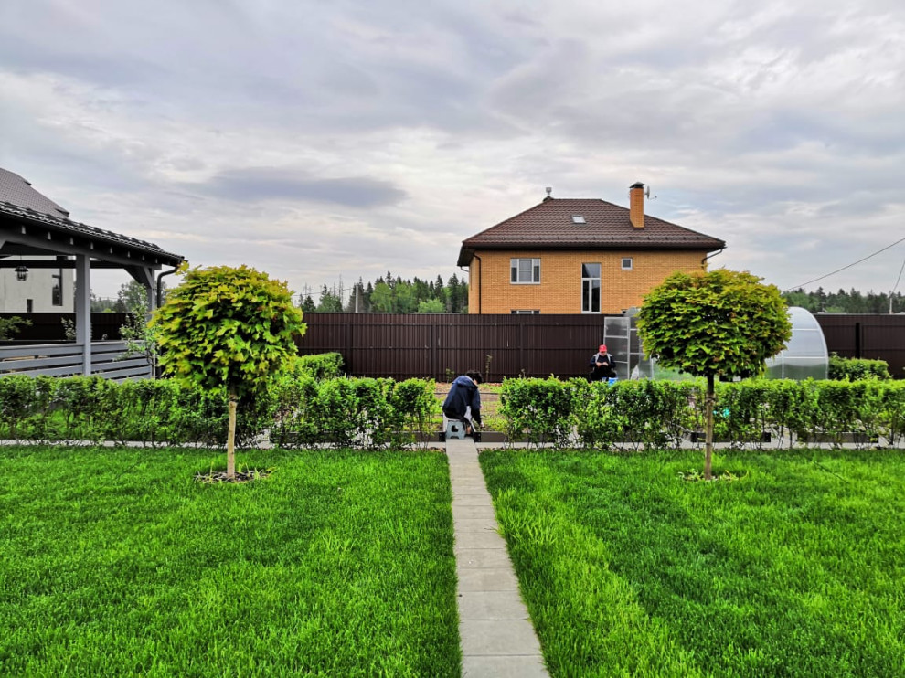 Идея дизайна: участок и сад среднего размера на внутреннем дворе в классическом стиле с газонным бордюром