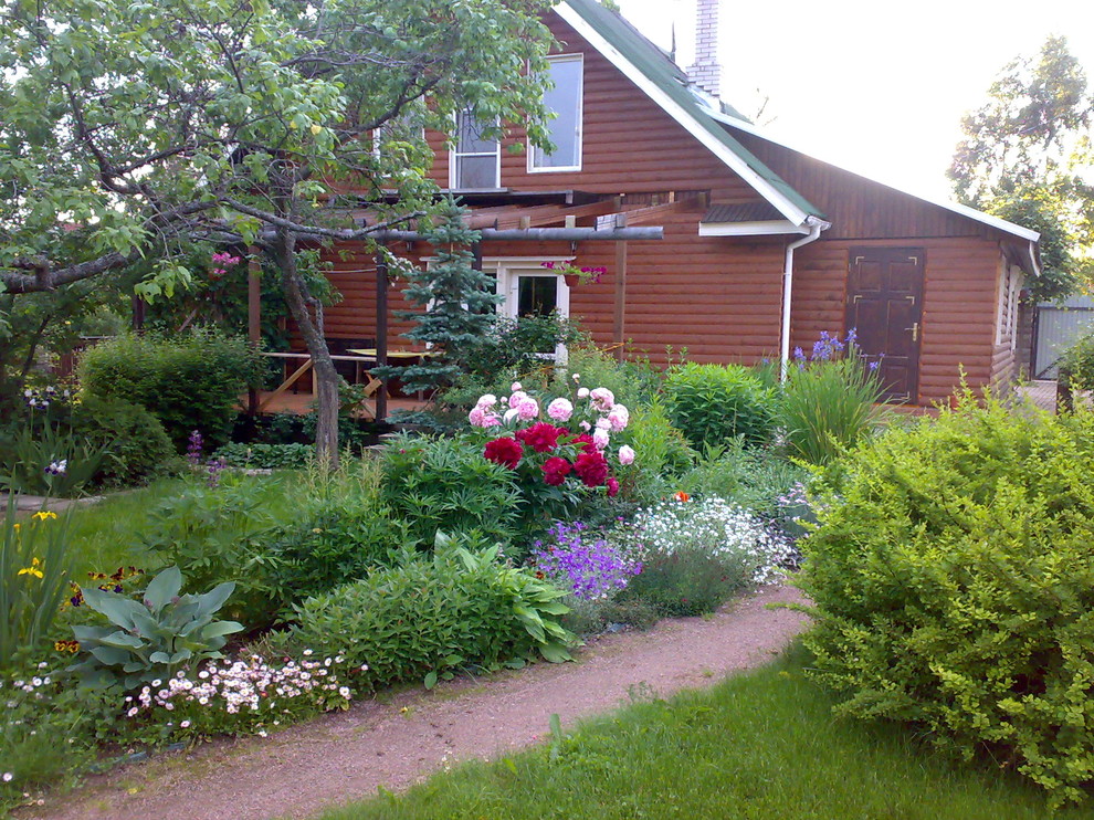 Свежая идея для дизайна: маленький солнечный, весенний участок и сад в современном стиле с хорошей освещенностью для на участке и в саду - отличное фото интерьера