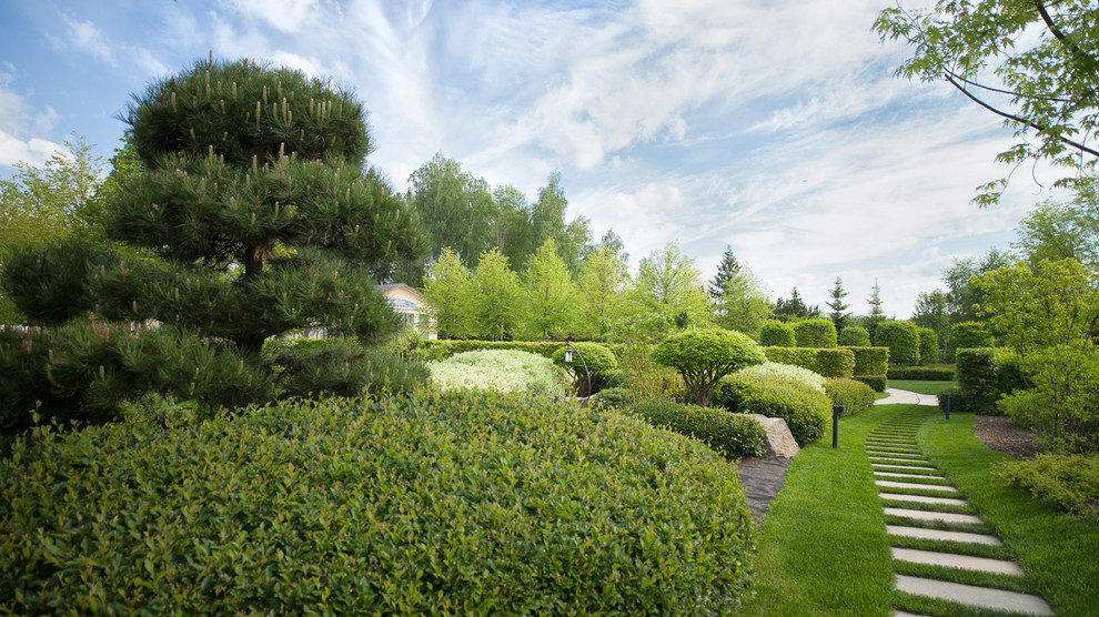 Пример оригинального дизайна: летний регулярный сад на боковом дворе в классическом стиле с полуденной тенью