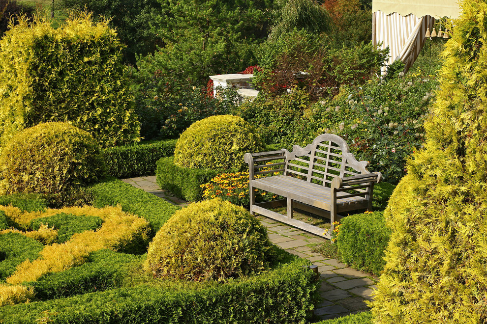 Источник вдохновения для домашнего уюта: регулярный сад в классическом стиле