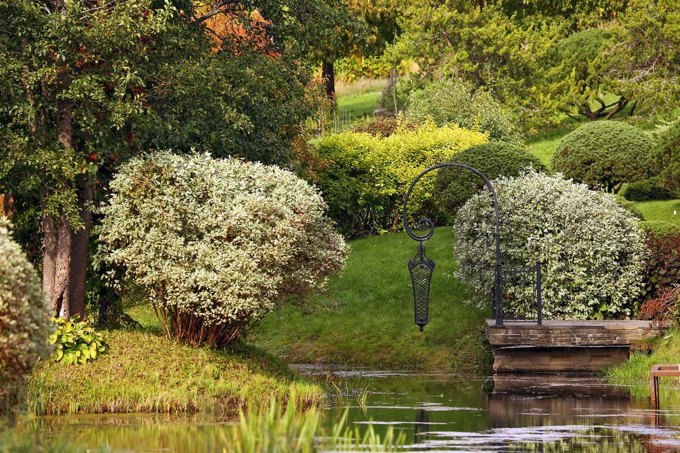 На фото: летний сад с прудом в классическом стиле