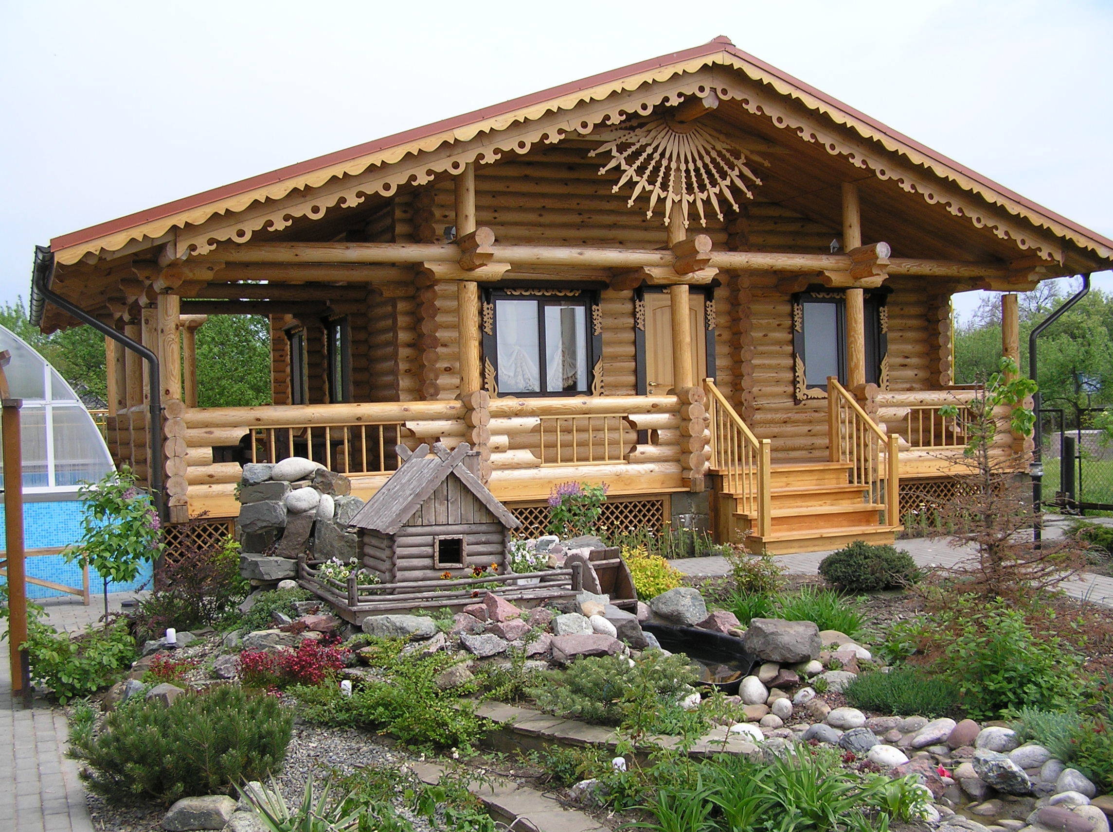 Как украсить деревянный дом?