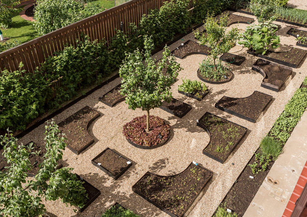 Idee per un giardino tradizionale esposto in pieno sole in estate con ghiaia