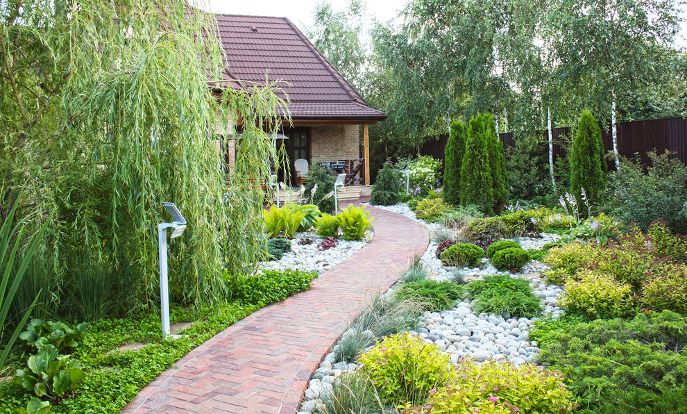На фото: солнечный, весенний участок и сад среднего размера на внутреннем дворе в современном стиле с хорошей освещенностью и мощением клинкерной брусчаткой с