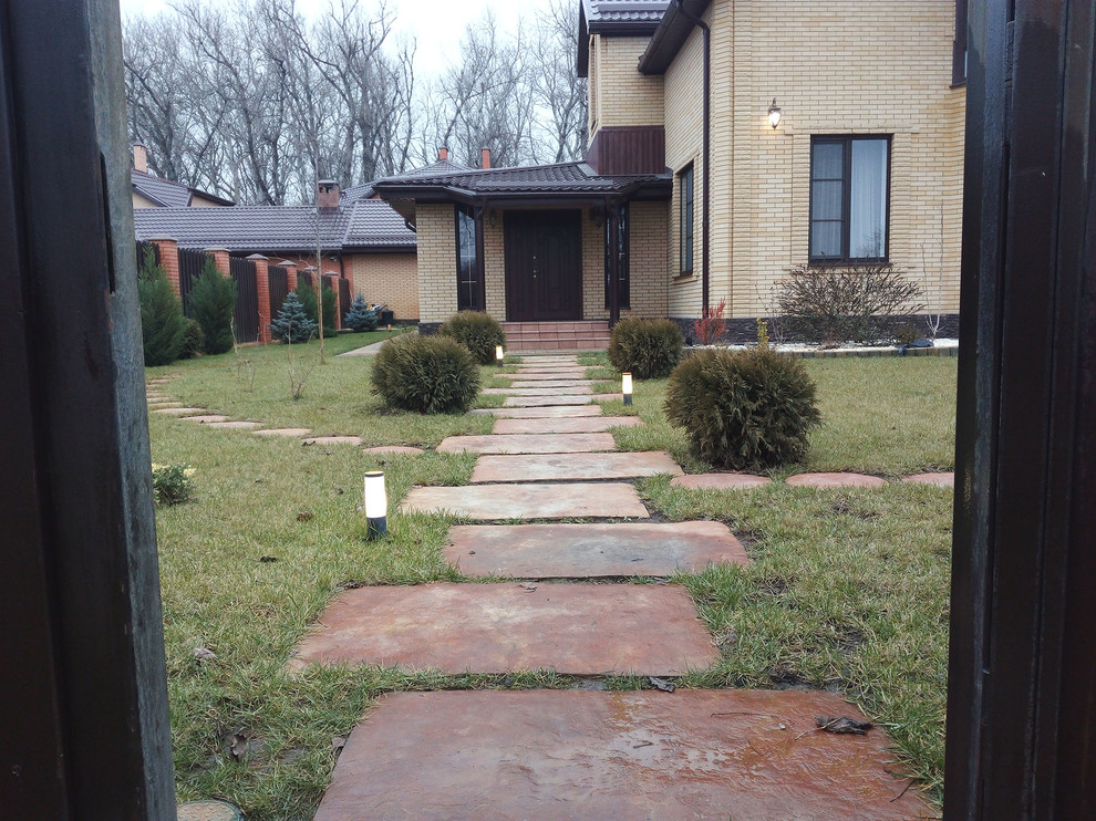 Photo of a mid-sized contemporary front yard landscaping in Other for winter.