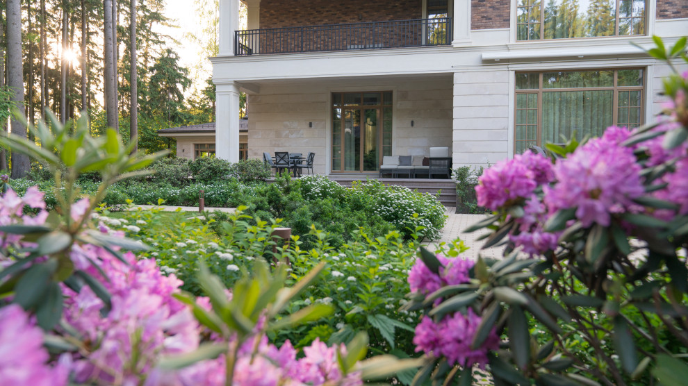 Geometrischer, Großer, Halbschattiger Klassischer Gartenweg im Sommer, neben dem Haus mit Betonboden in Moskau