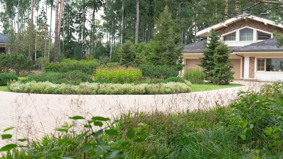 Идея дизайна: большой летний участок и сад на внутреннем дворе в современном стиле с мощением тротуарной плиткой