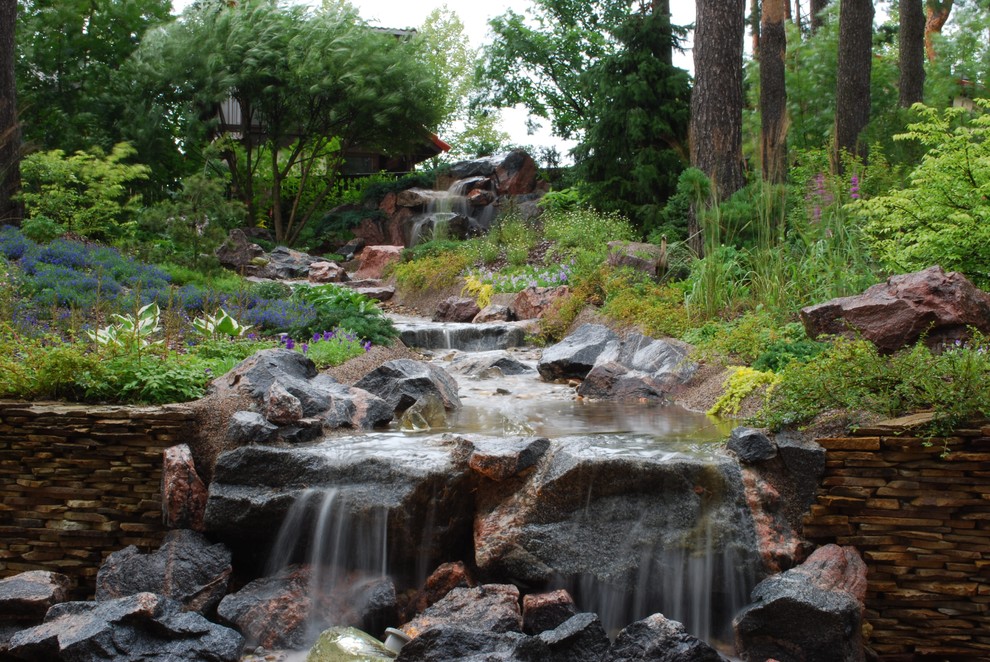 Foto på en mellanstor skandinavisk trädgård på sommaren
