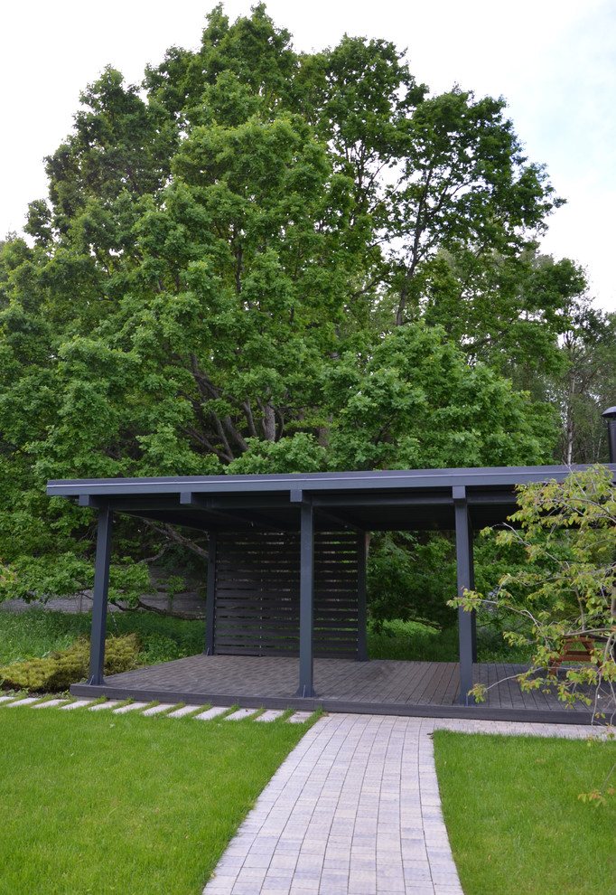 Источник вдохновения для домашнего уюта: солнечный, весенний регулярный сад среднего размера на внутреннем дворе в стиле модернизм с садовой дорожкой или калиткой, хорошей освещенностью и мощением тротуарной плиткой