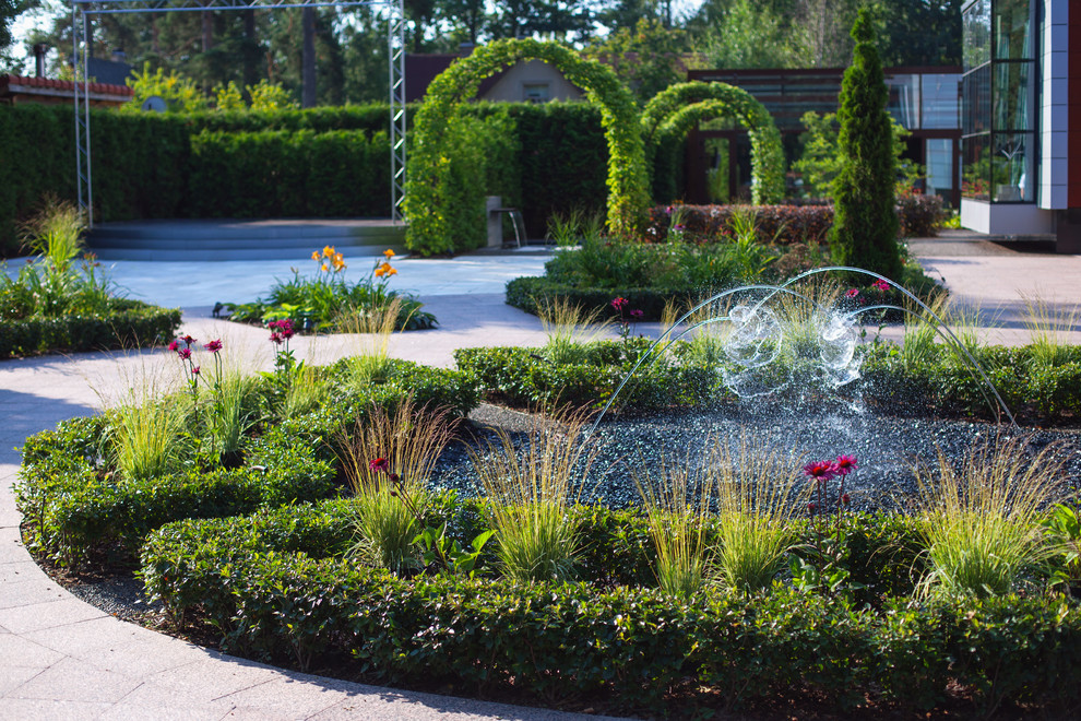 Inspiration för moderna trädgårdar på sommaren, med en fontän