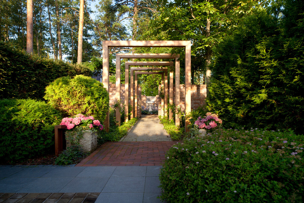 На фото: летний участок и сад в классическом стиле с полуденной тенью