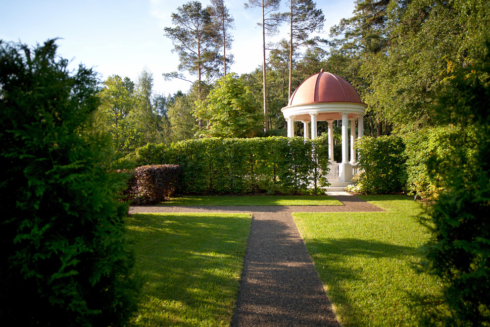 Пример оригинального дизайна: летний регулярный сад в классическом стиле с садовой дорожкой или калиткой и полуденной тенью