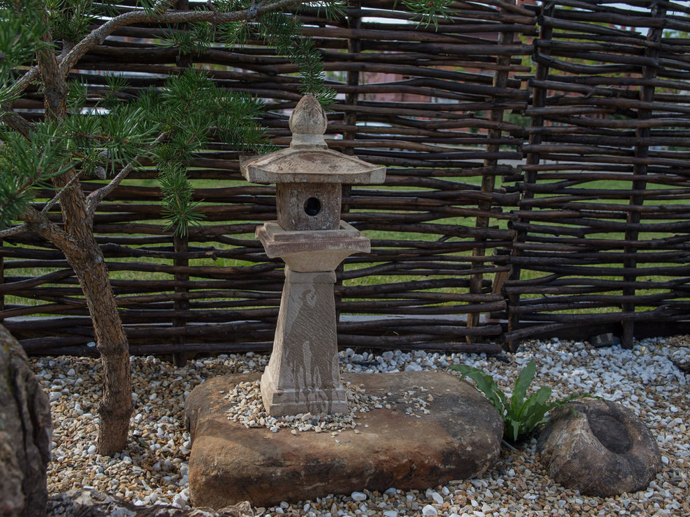 Пример оригинального дизайна: маленький солнечный садовый фонтан в восточном стиле с хорошей освещенностью и покрытием из гравия для на участке и в саду
