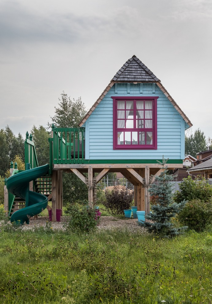 Foto di un giardino country di medie dimensioni in estate con uno spazio giochi