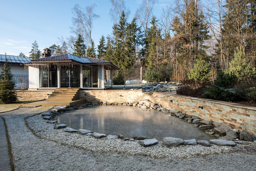 Источник вдохновения для домашнего уюта: сад с прудом зимой в современном стиле