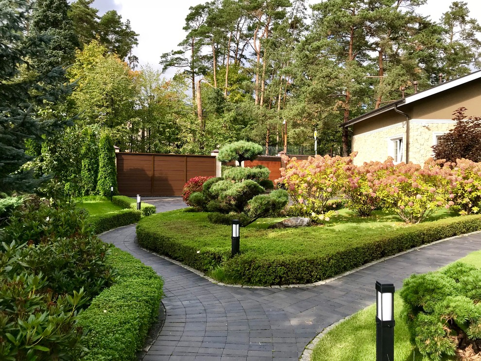 Источник вдохновения для домашнего уюта: солнечный регулярный сад в классическом стиле с хорошей освещенностью, мощением клинкерной брусчаткой и садовой дорожкой или калиткой