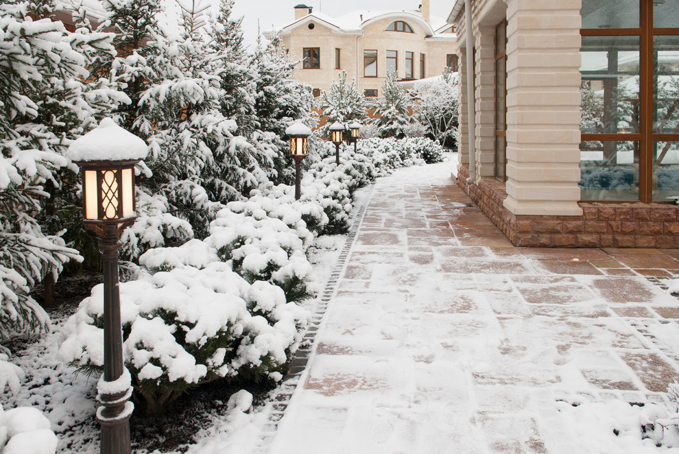 モスクワにある冬のトラディショナルスタイルのおしゃれな庭の写真