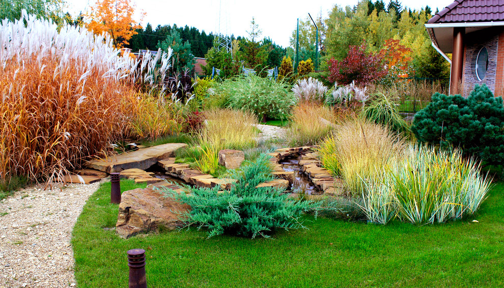 Idee per un giardino xeriscape minimal esposto in pieno sole di medie dimensioni e in cortile in autunno con ghiaia e sassi e rocce